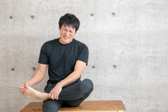 かかとの痛みに悩む方のイメージ 柏の葉整形外科リハビリテーションクリニック