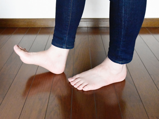 かかとの痛みに悩む方のイメージ 柏の葉整形外科リハビリテーションクリニック