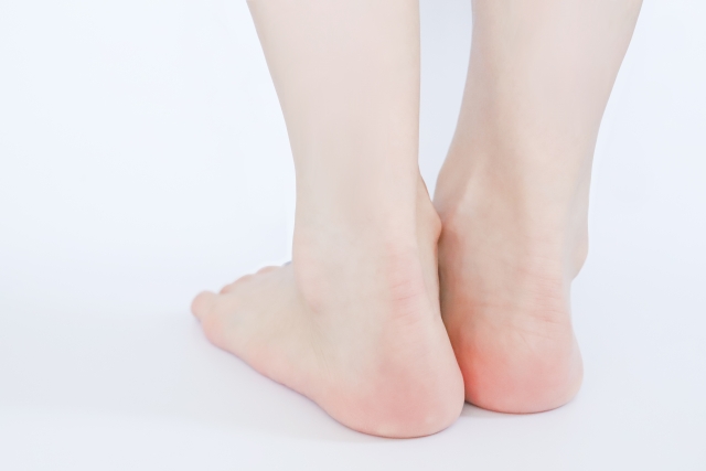 かかとの痛みに悩む方のイメージ 柏の葉整形外科リハビリテーションクリニック