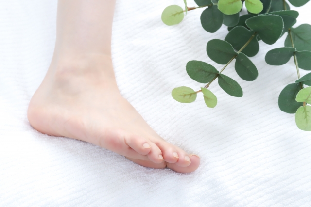 かかとの痛みに悩む方のイメージ 柏の葉整形外科リハビリテーションクリニック