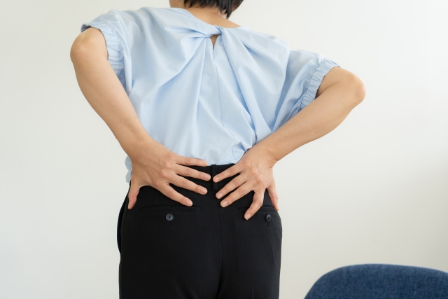 腰痛に悩む方のイメージ 柏の葉整形外科リハビリテーションクリニック