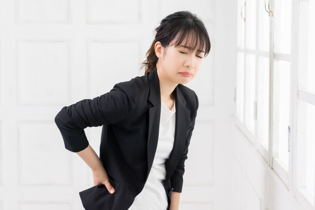 腰痛に悩む方のイメージ 柏の葉整形外科リハビリテーションクリニック